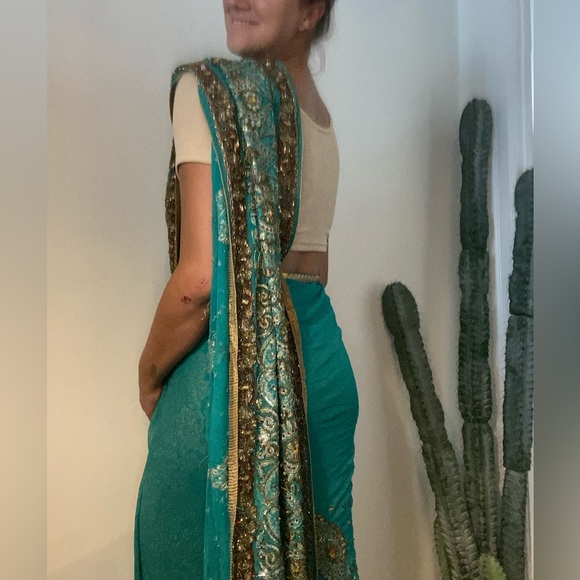 Beautiful 🤩 Saree - Picture 5 of 8